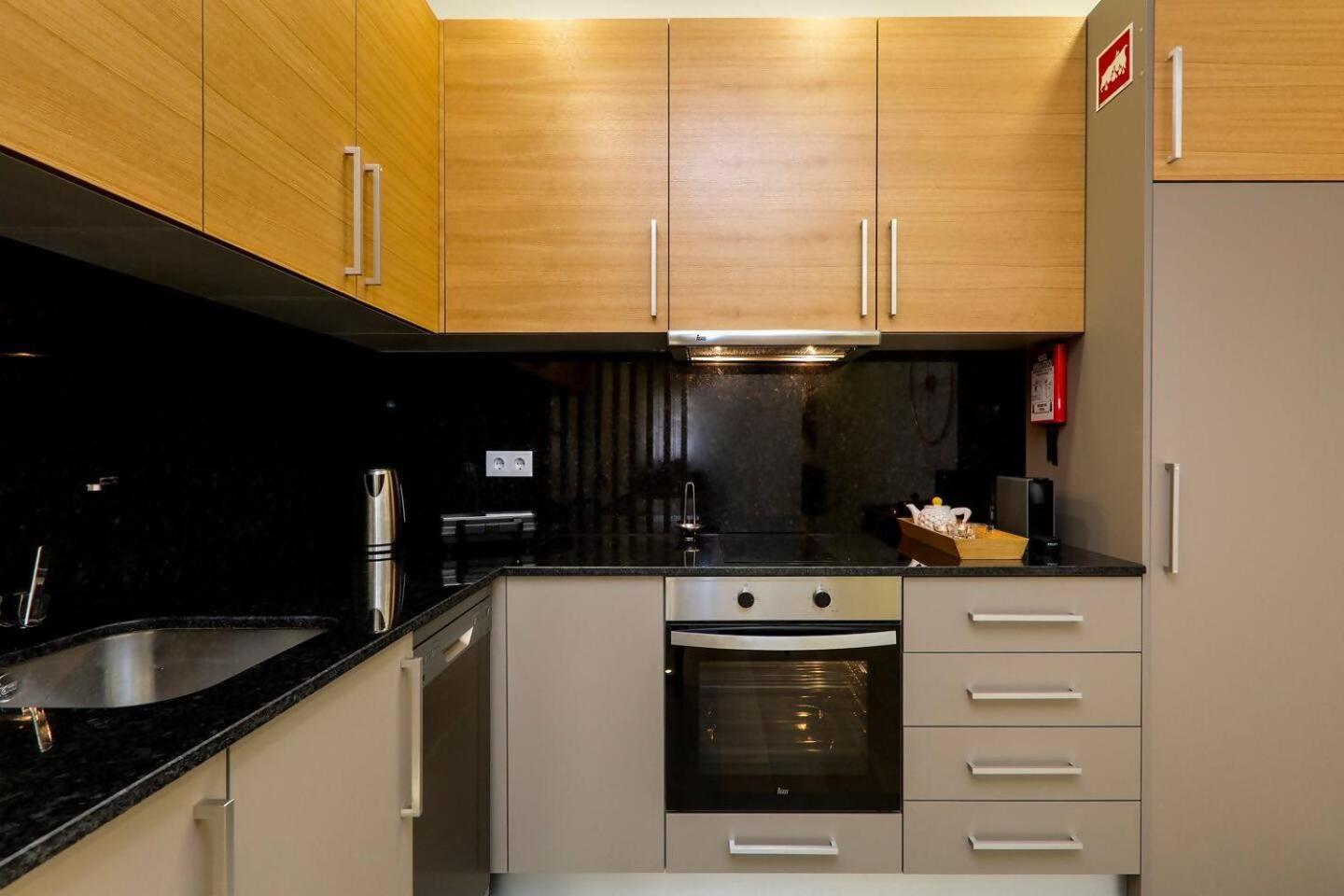 The Office Guest Apartment กิมาไรส์ ภายนอก รูปภาพ